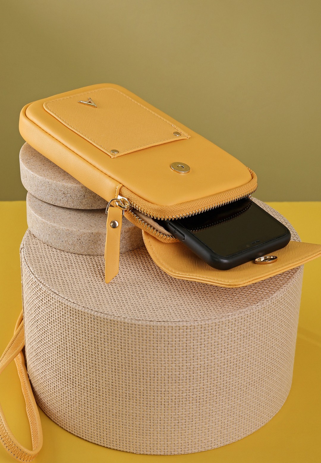 SADDLE PHONE POUCH