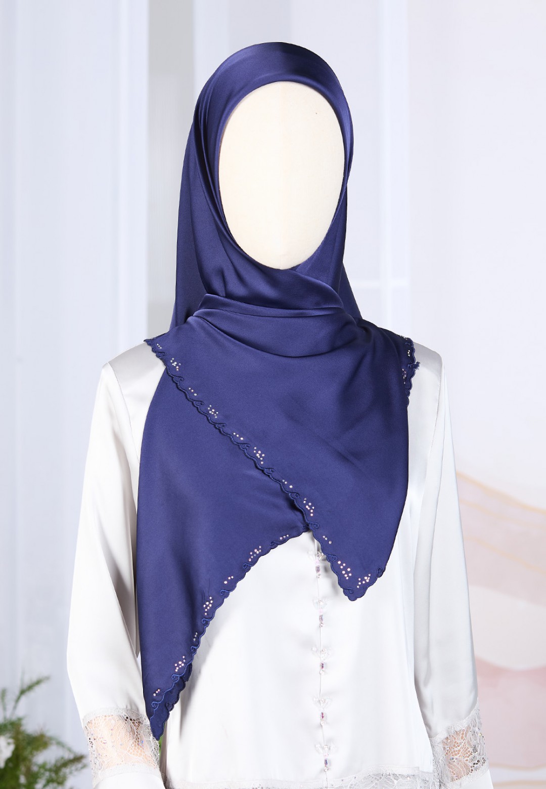 SQ NAURA PLAIN EMBROIDERY DIAMOND