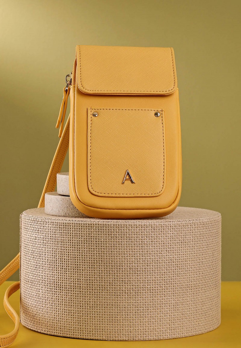 SADDLE PHONE POUCH