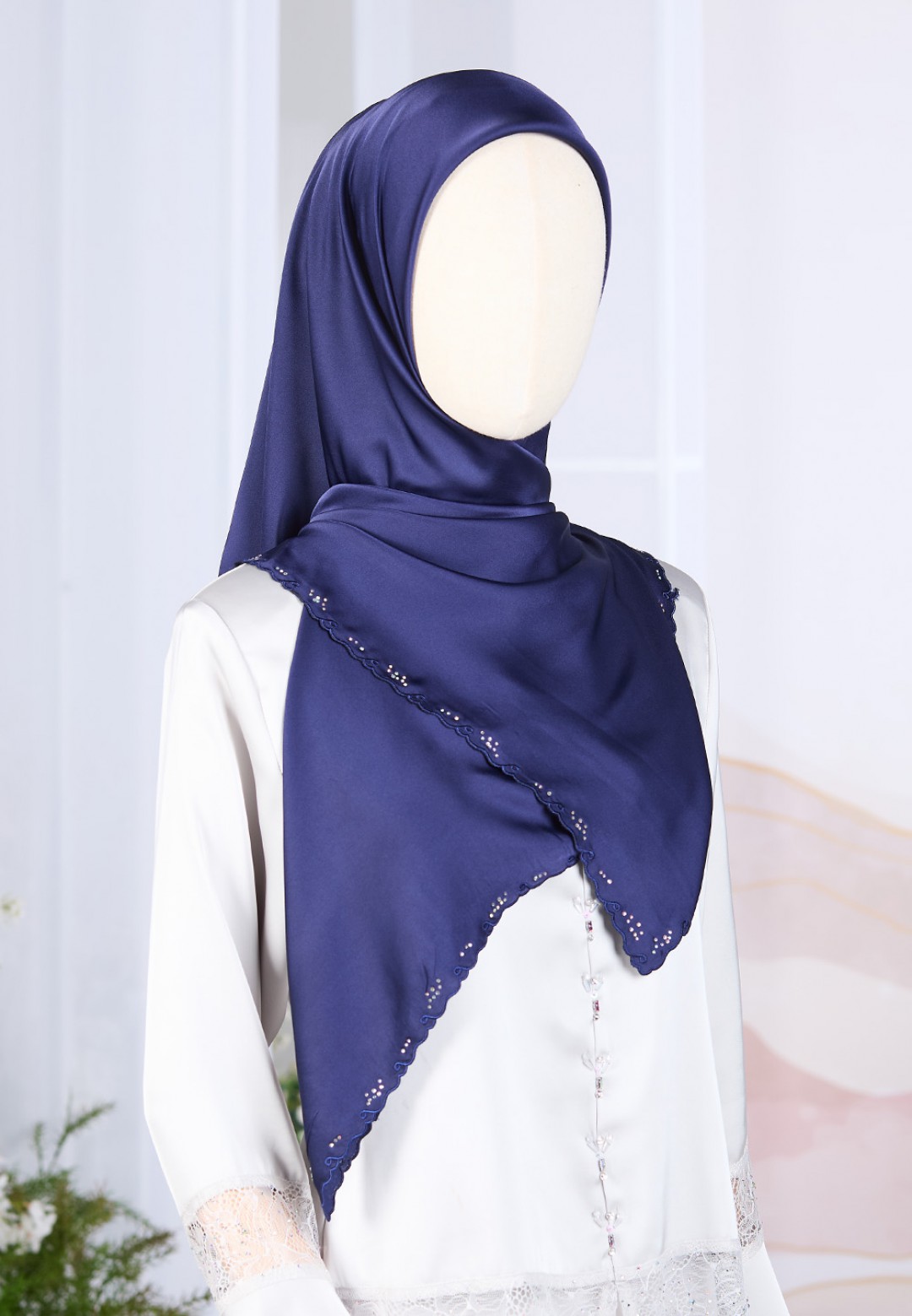 SQ NAURA PLAIN EMBROIDERY DIAMOND