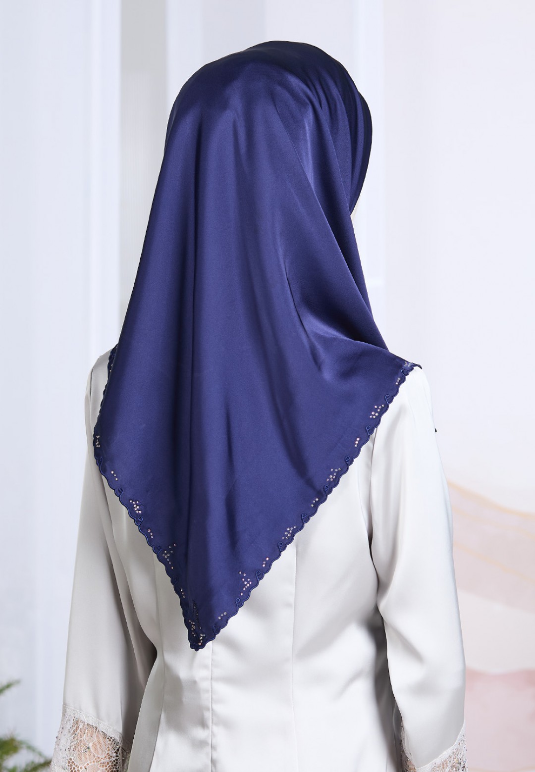 SQ NAURA PLAIN EMBROIDERY DIAMOND