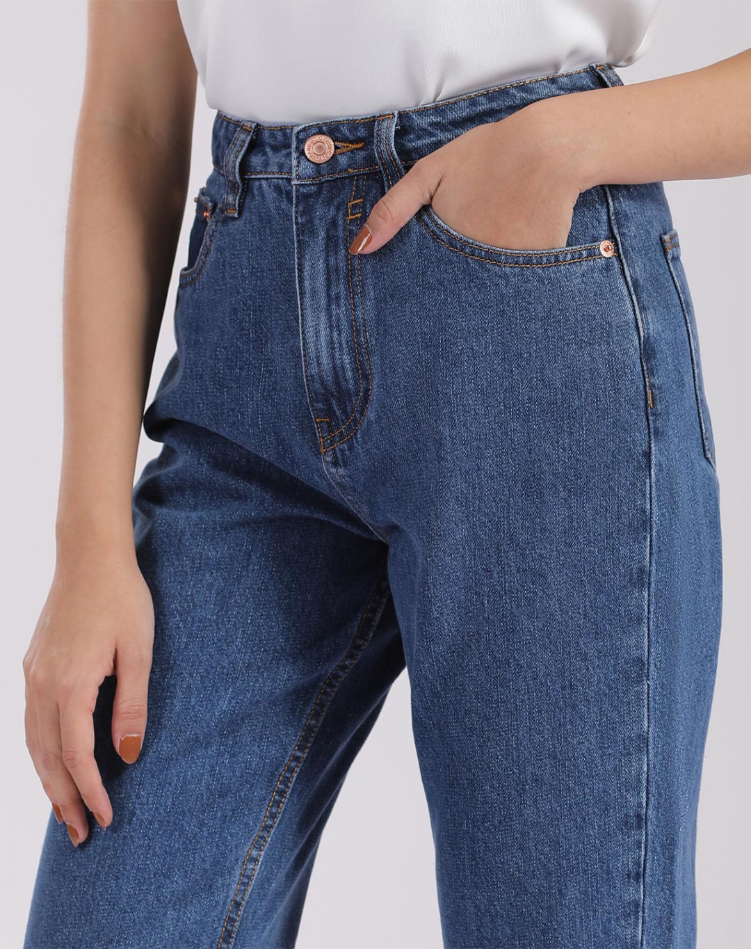 LIVIA MOMS STRAIGHT CUT JEANS
