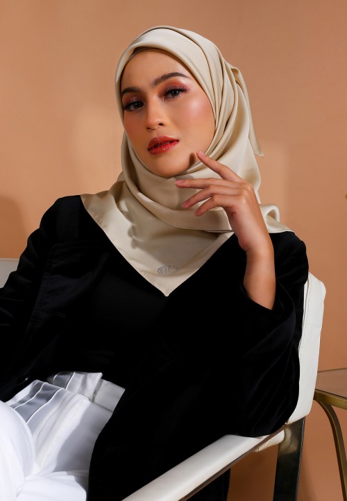 SQ 159 SARA PLAIN